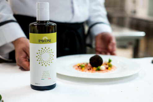 Lavorazione delle olive nel frantoio Olio Pavone